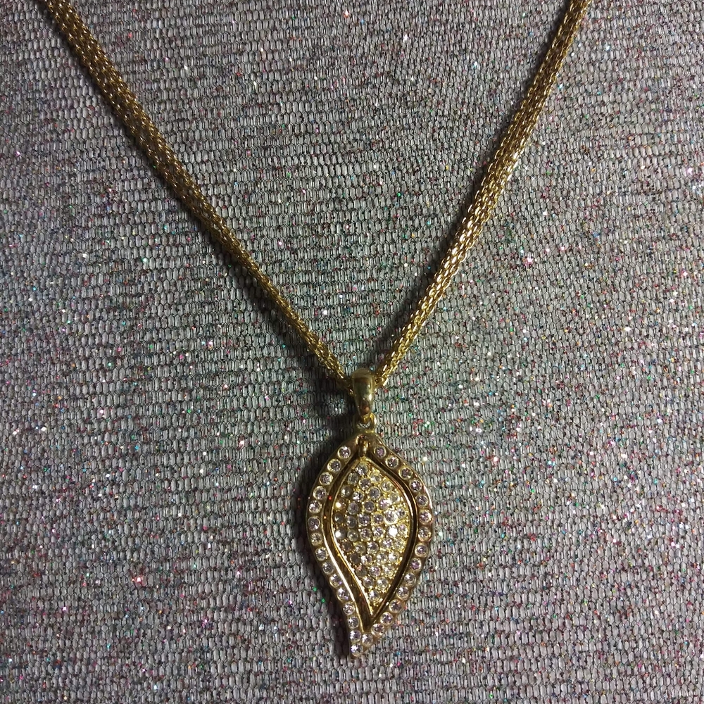 Fine tri gold chain with leaf in leaf faux dimonds